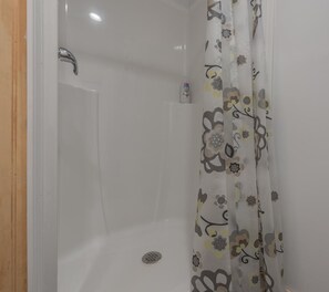 Shower, towels, soap, shampoo - Tiny House close to Buffalo Point (Saint Joe)