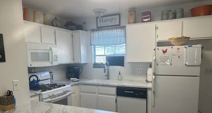 Red Hen Rental - Immaculately clean 2 king bed Condo w/1 full bath & 1 half bath
