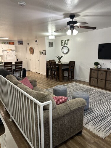 Red Hen Rental - Immaculately clean 2 king bed Condo w/1 full bath & 1 half bath