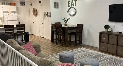 Red Hen Rental - Immaculately clean 2 king bed Condo w/1 full bath & 1 half bath