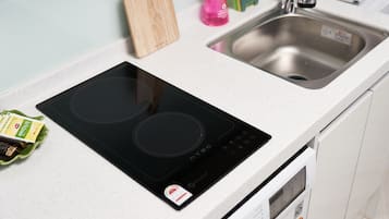 Room (5F) | Private kitchenette | Fridge, microwave, stovetop, electric kettle