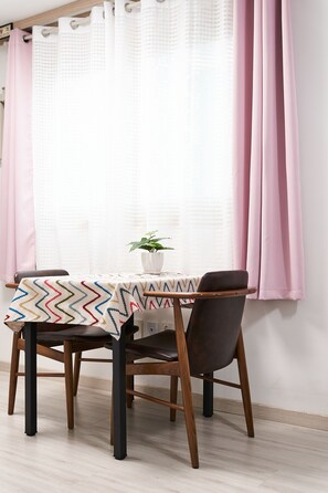 客房 (5F) | 房內用餐區