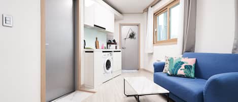 Room (6F) | Living area | Flat-screen TV, heated floors