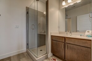 Badkar, hårtork och handdukar