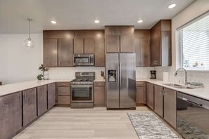 Coffee/tea maker, fridge, microwave, oven