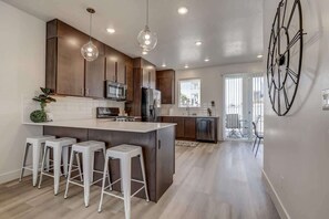 コーヒー / ティーメーカー、冷蔵庫、電子レンジ、オーブン