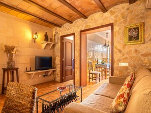 TV - Beautiful private villa for 4 people with A/C, WIFI, private pool, TV and terrace (Porreres)