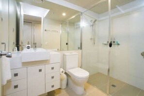 Dusj, hårføner, håndklær og såpe