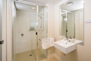 Doccia, asciugacapelli, asciugamani, sapone