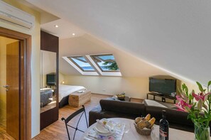 TV - Studio with balcony and air conditioning (Crikvenica)