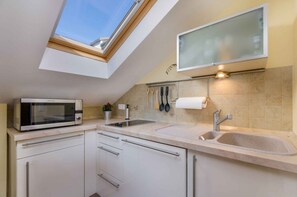 Fridge, microwave, stovetop, dishwasher - Studio with balcony and air conditioning (Crikvenica)