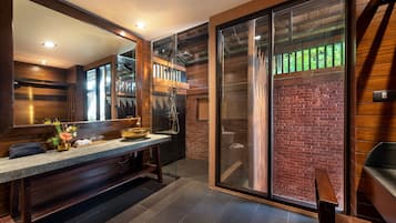 Beachfront Pool Villa One Bedroom | Bathroom | Separate tub and shower, jetted tub, rainfall showerhead