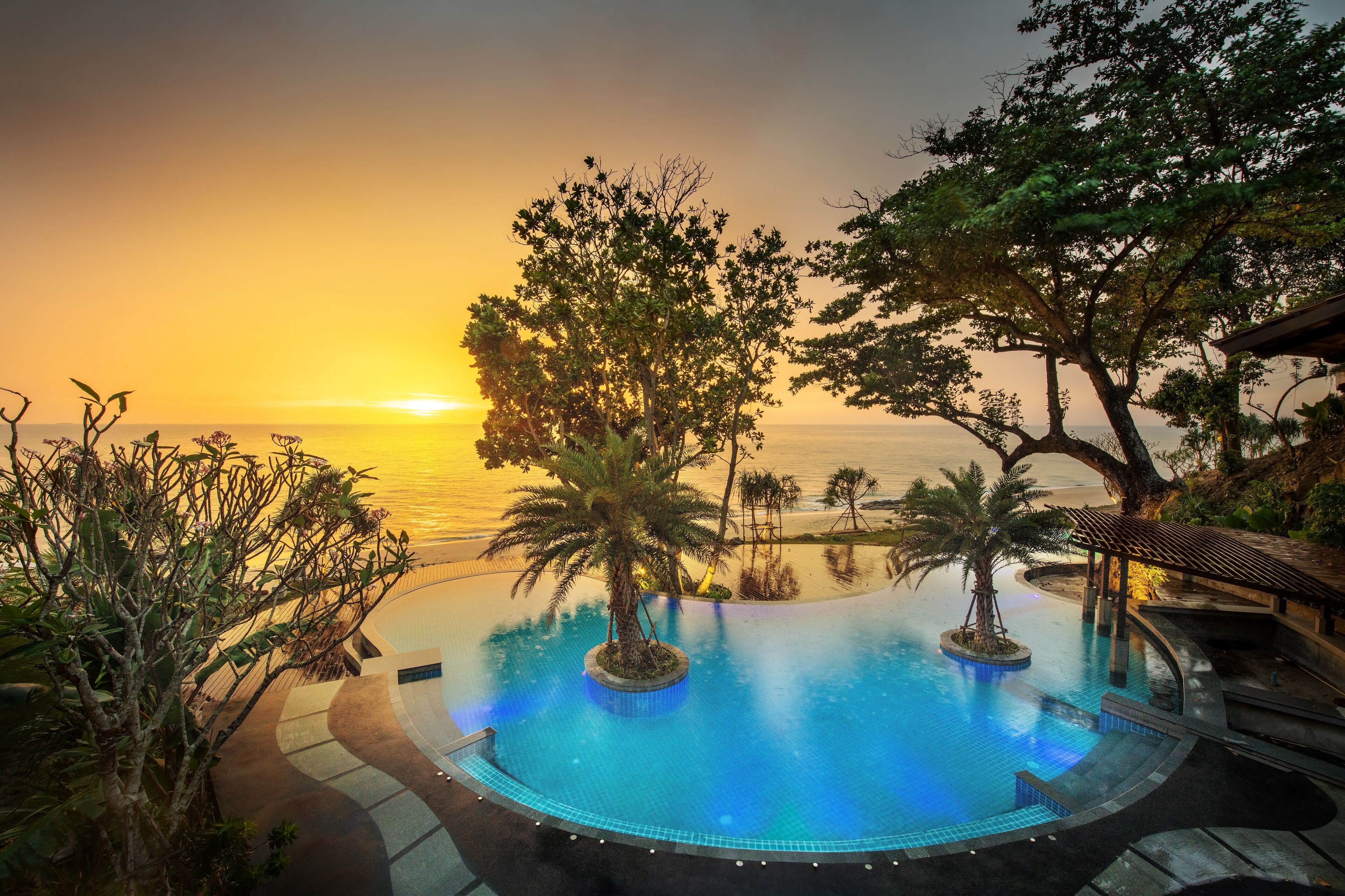 Outdoor pool, free cabanas, pool umbrellas