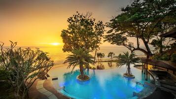 Piscine extérieure, cabanons gratuits, parasols de plage