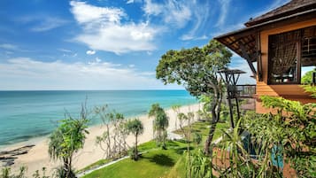 Beachfront Pool Villa One Bedroom | Minibar, värdeförvaringsskåp på rummet och skrivbord