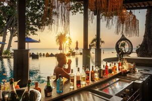 Bar junto a la piscina