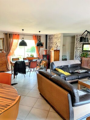 Fernseher, Kamin, DVD-Player, Stereoanlage