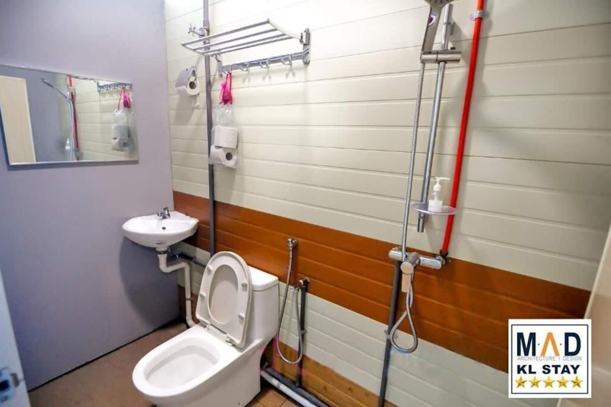 Salle de bain | Douche, séchoir à cheveux, serviettes fournies, savon