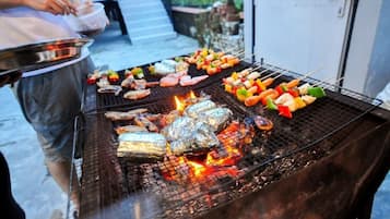 Se sirven desayunos, almuerzos, cenas y cocina local