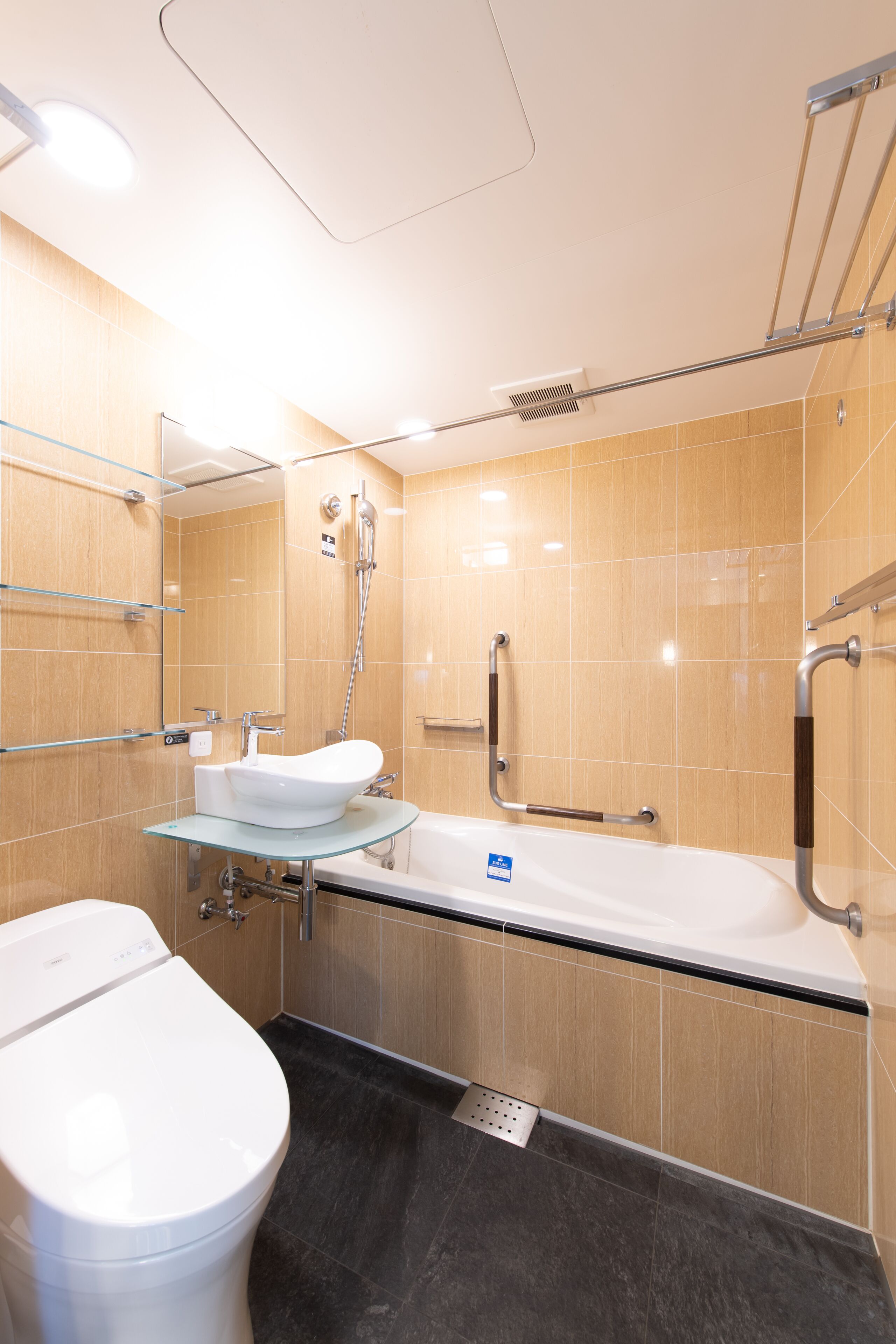 deluxe twin room, non smoking | bathroom | combined shower/bathtub, free toiletries, hair dryer, slippers