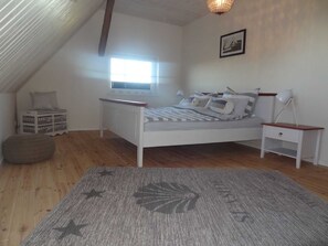 2 soverom, skrivebord, reiseseng for barn og wi-fi