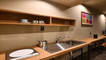 Refrigerador, microondas, placa de cocina, tetera/pava eléctrica