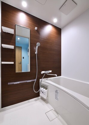 Combined shower/tub, slippers, electronic bidet, towels - Hotel Pink Hibiscus (Miyakojima)