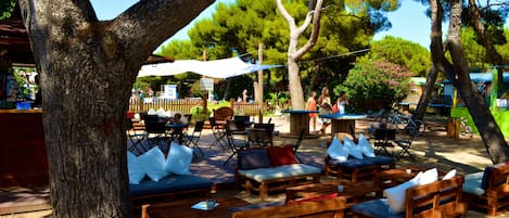 Bar en bord de piscine