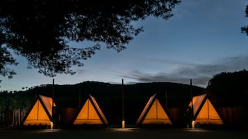 Voorkant accommodatie - avond/nacht