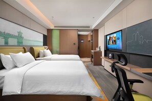 Minibar, decoración personalizada, muebles diferentes y escritorio