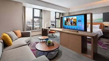 Suite | Minibar, individually decorated, individually furnished, desk