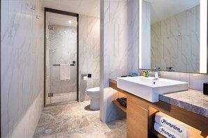 Shower, free toiletries, hair dryer, slippers - Hampton by Hilton Changchun Ziyou Road (Changchun)