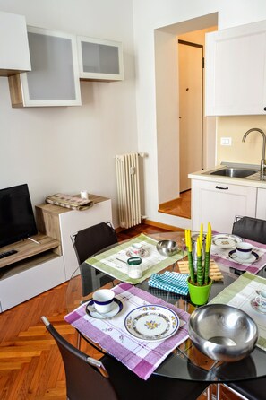 Apartment, 1 Bedroom | In-room dining