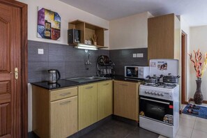 Private kitchen - Kasri Pearl @Mvuli. Stylishly furnished. Fast wifi. Cosy (Nairobi)