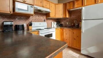 Een koelkast, een microgolfoven, een oven, een kookplaat