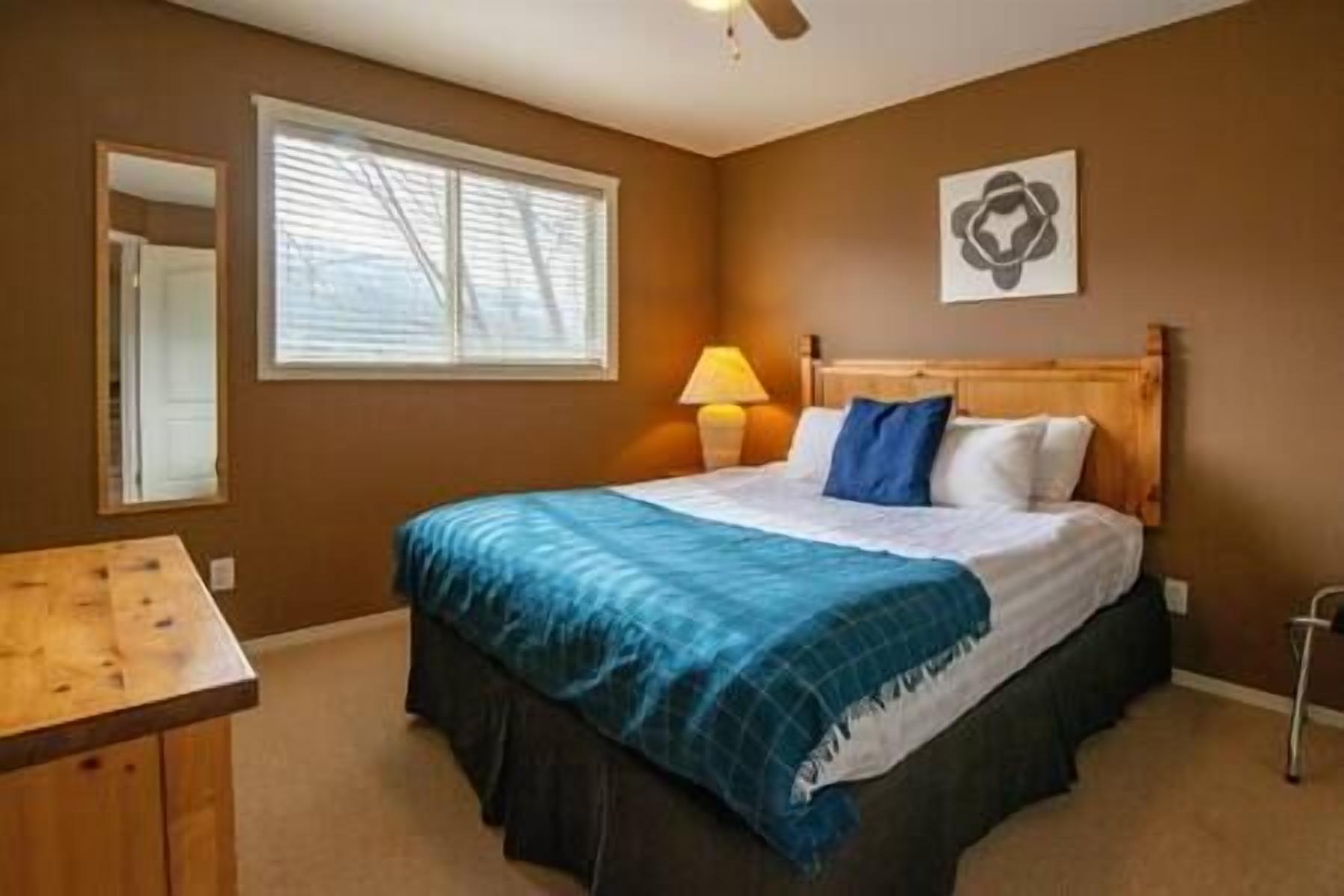 Top level loft unit with Deck, BBQ, AC, Fireplace