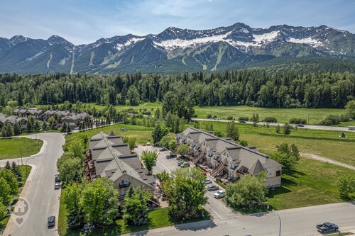 2 BDR with Loft / Mountain Views / Walk Out Deck