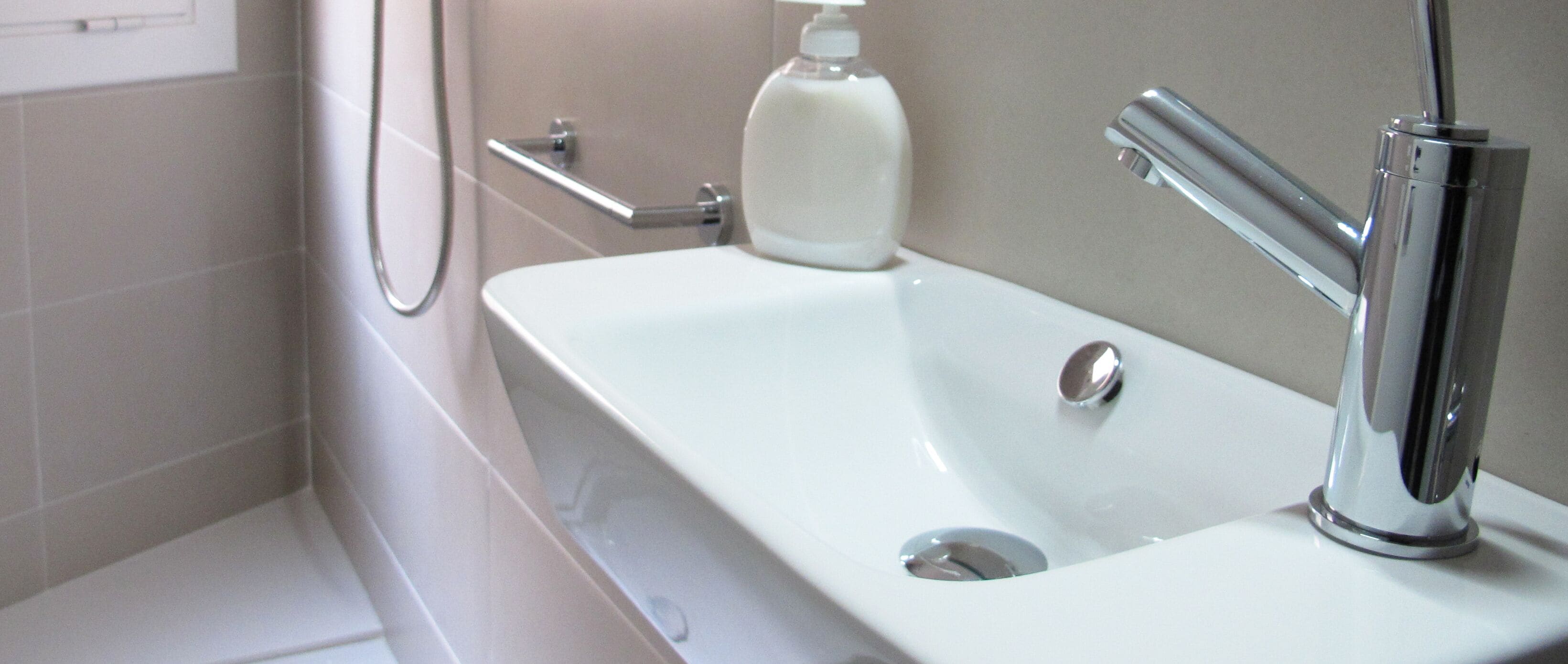 Ducha, toallas y papel higiénico