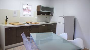 Frigorífico, cafetera o tetera, tostadora y utensilios de cocina