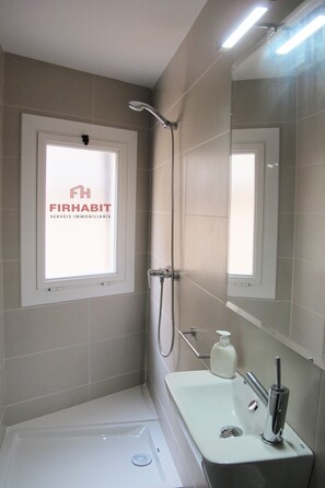 Dusche, Handtücher, Toilettenpapier
