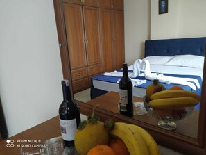 1 habitación, ropa de cama de alta calidad y escritorio 