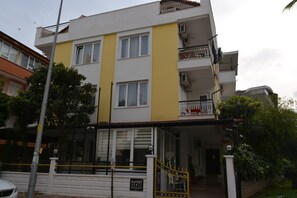 Vista frontal de la propiedad
