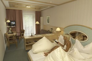 Caja de seguridad en la habitación, escritorio y cortinas blackout