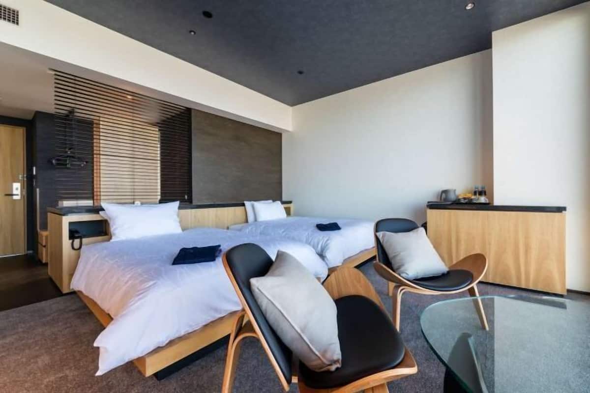 Schreibtisch, laptopgeeigneter Arbeitsplatz, kostenloses WLAN