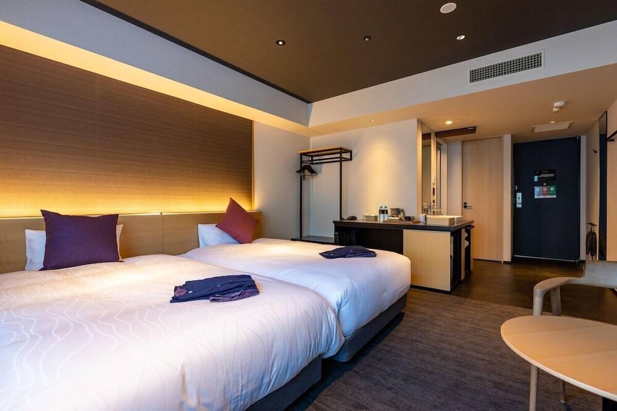 مكتب ومساحة عمل للكمبيوتر المحمول وواي فاي مجانًا وملاءات أسرّة