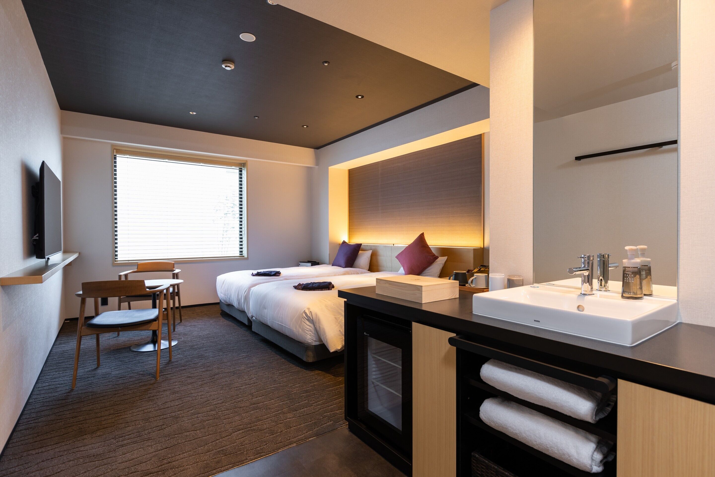 deluxe twin | desk, laptop workspace, free wifi, bed sheets