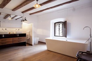 Baignoire, baignoire à remous, séchoir à cheveux, bidet