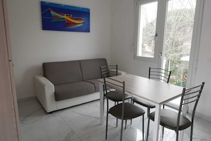 Departamento, 2 habitaciones (6) | Área de sala de estar | Televisión LCD 