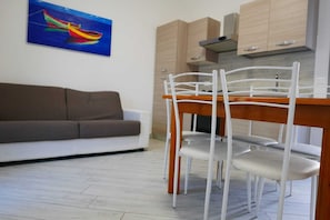 Departamento, 2 habitaciones (2) | Área de sala de estar | Televisión LCD 