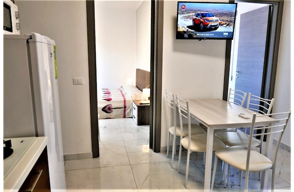 Apartment, 2 Bedrooms (5) | Private kitchen | Full-sized fridge, microwave, oven, stovetop